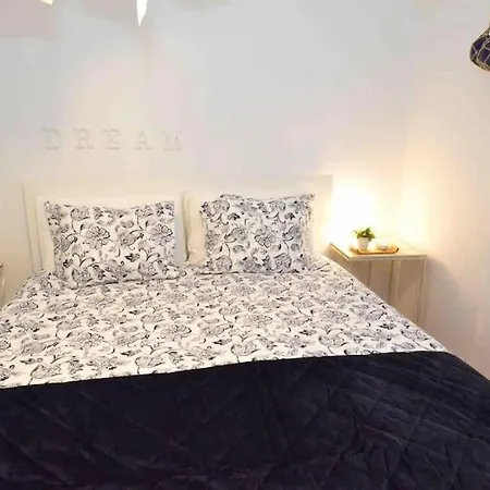 Yellow Submarine On The Seafront Lejlighed Silveira (Lisbon)